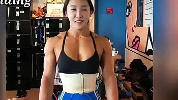 Milf dura en solo fetiche con tetas pequeñas