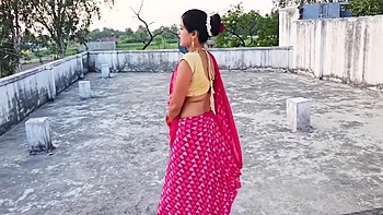 Indische Lehrerin mit großen Titten bringt Schülerin ficken bei