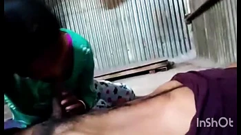 Stiefschwester schluckt meinen Schwanz tief, ich komme in ihren Mund