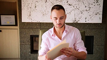 Валентина трахает в жопу и лижет задницу, жесткий минет