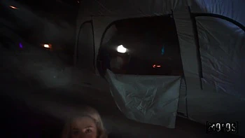 El marido de Charles Deras folla a Ashley Alexander en POV al aire libre