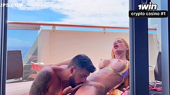 Blonde Tussi fickt tief mit dicken Titten und Arsch