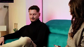 Поймали на измене: Брюнетка Лаура сосёт тайный член