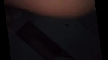 Nasse Fotzen: Amateur-Mädchen zeigen Anal-Fingern & Masturbation