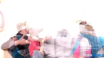 Jeune étudiante se fait baiser en double pénétration intense