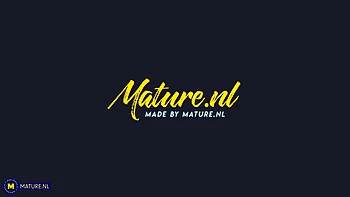 Ступенька с пышными формами: волосатая киска и большой зад лизан падчерицей