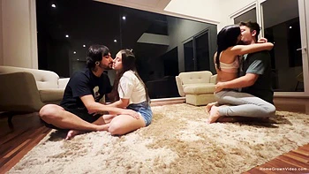 Четверо друзей трахнулись дома: Эмили, Скарлетт, Стефан и Эллиот