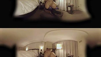 Блондинка с большими сиськами делает глубокий минет наездницей