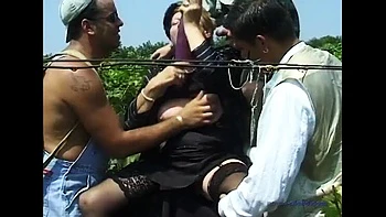 Abuela jefa folla chicos en gangbang al aire libre en la granja