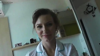 Freche Stiefmutter Krankenschwester fickt Boy im POV mit Handschuhen