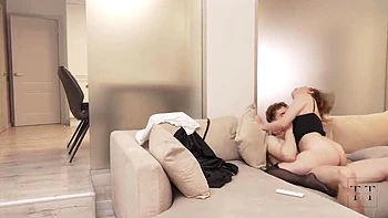 Любительский тройничок: брюнетка глотает глубоко и сосёт