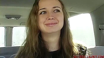 Jeune allemande baise à trois avec énorme queue noire