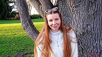 Brünette Teen Arina Shy in Spitzenunterwäsche