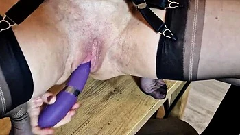 Blonde MILF Wanilianna spritzt auf Obst und fickt mit Essen