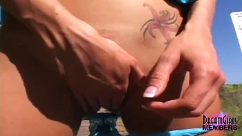 Горячая Аманда светит киску на улице - публичный эксгибиционизм