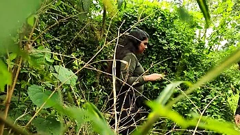 Деси тинейджерка сосет член в джунглях