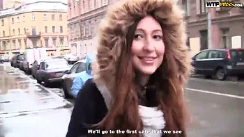 Brünette Teen reitet Cowgirl beim Kuschelfick