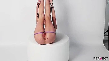 Dünne Blondine Tabitha Poison anal gefickt mit Spielzeug