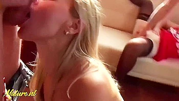 Cougars cachondas invitan a dos toyboys para creampie anal