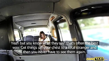 Brune sexy Anna Joy baisée en missionnaire sur la banquette arrière