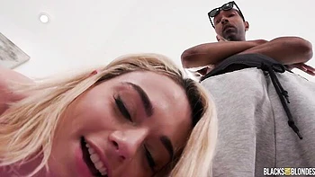 Пышная блондинка София Бёрнс ебется с черным хуями