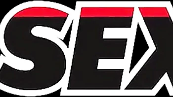 Транс-девушка улыбается, когда её трахают анально без защиты