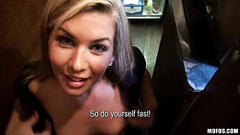 Рианна с натуральными сиськами жарит большой член