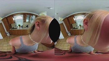 Loira chupando e cavalgando na cozinha