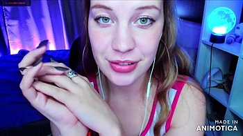 Russa loira alta de peitos grandes no fio dental