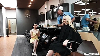 Adolescente magra RK Prime chupando e mexendo no pau