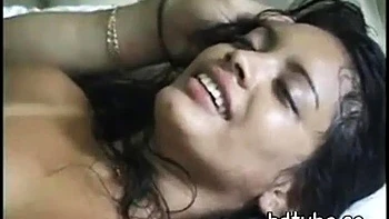 Morena caliente con gran culo gimiendo y corriéndose, saliva sabrosa
