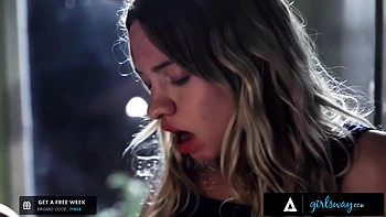 Blonde tyranne baise une ado lesbienne 18+ aux toilettes