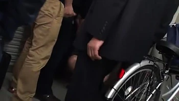 Жена изменяет, пока рогоносец унижается