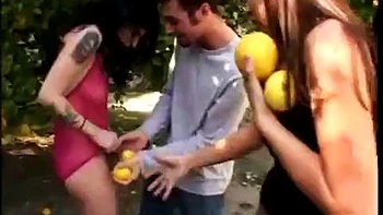 Zitronen-Diebin fickt doggy mit Anal und Blowjob