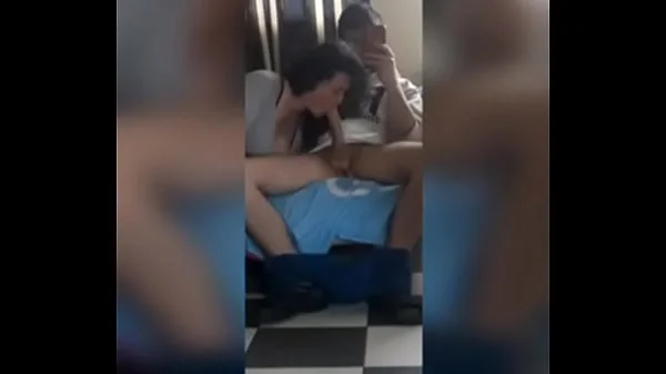 Mi Vecina le encanta jugar con mi Pene, Lo Pajea y Mama hasta no poder más