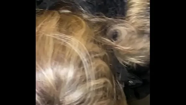 il me suit au toilette d' bar, me pisse dessus, me baise et éjacule dans ma petite chatte