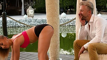 Пара трахает Киру Торн в реверсе, лижут жопу и делают минет