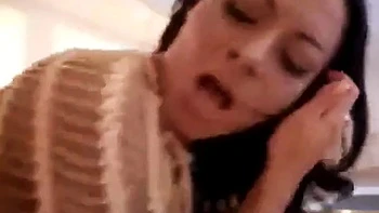 Babe métisse suce et chevauche grosse bite