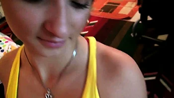 Joven zorra morena se folla duro