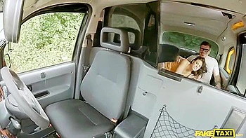 Brune chevauche Denis arrogant dans un taxi