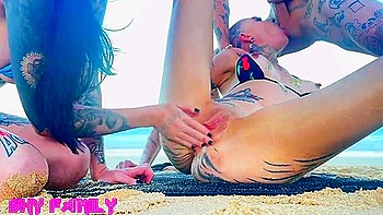 Fisting e foda na melhor amiga da minha esposa na praia pelada