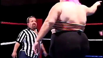 Grosse et petite : pipe et levrette seins énormes