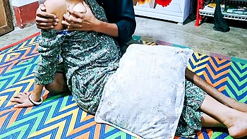 Première baise: vierge défoncée par son mari