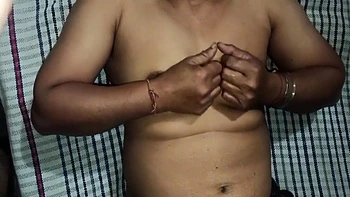 Femme indienne caresse lentement ses seins en solo