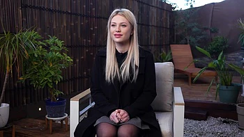 Cristal Termine son Striptease et Montre ses Gros Seins