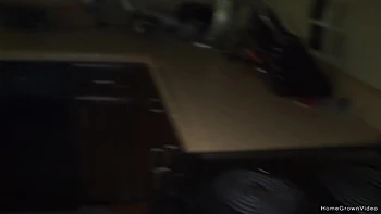 Jolie Rachel suce la bite et chevauche sauvagement