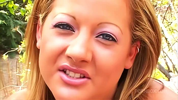 Sophia chupa chorros frescos en sus tetas grandes