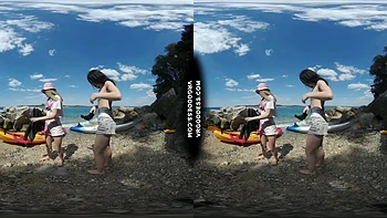 Брюнетка с тату голая курит на каяке