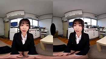 Japanische Brünette in Latex und Strümpfen mit Fußfetisch