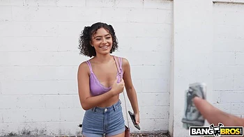 Brune latina se fait baiser pour de l'argent